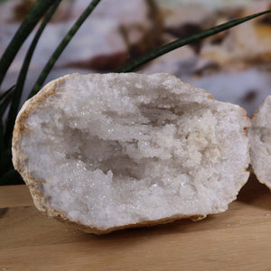 Quarz Geode geöffnet – Glücksgeode – Stabilität und Klarheit – 15x10x8cm - Unikat Nr. 46, natürliche Quarzkristalle, Wohnraum Dekoration