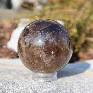 Rauchquarz Kugel UNIKAT Nr. 7, eleganter Stein aus Steinwelten, online kaufen. Mystische Farbtöne von tiefbraun bis grau.