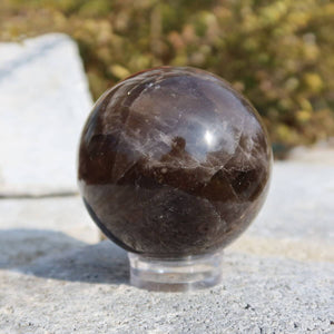Geschliffene Rauchquarz Kugel mit mystischem Glanz, einzigartiges Naturstück aus Steinwelten, online kaufen möglich, UNIKAT Nr. 9