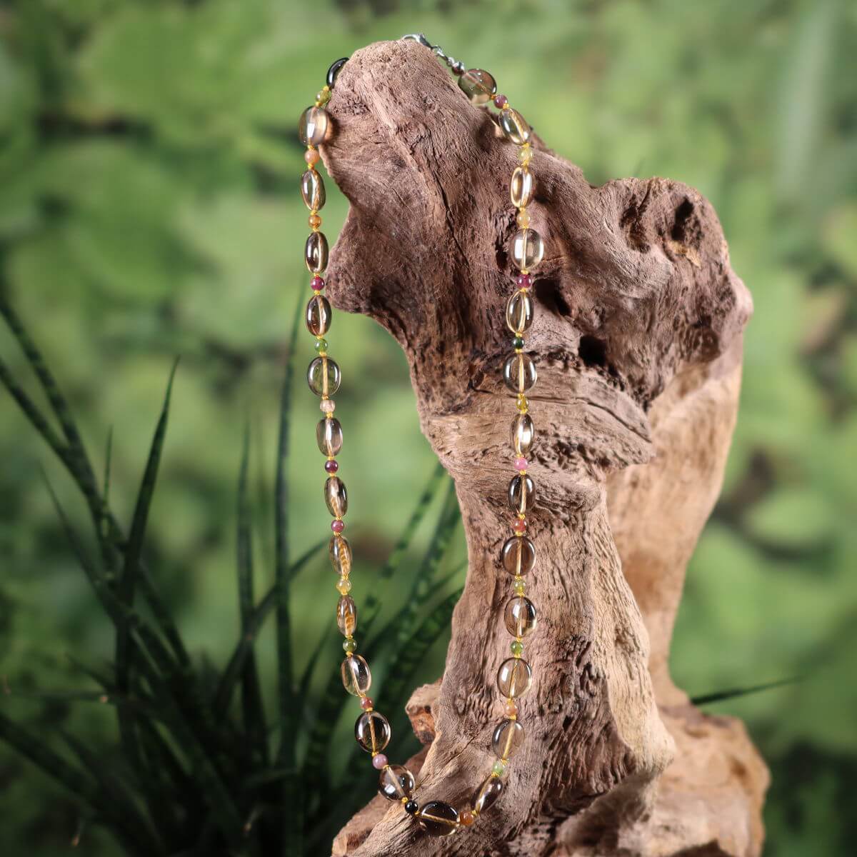 Rauchquarz und Turmalin Edelsteinkette 52cm auf Holzdisplay, Unikat Schmuck für Erdung und Entspannung