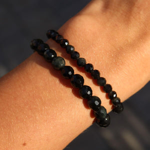 Regenbogen Obsidian facetted gemstone bracelet on wrist, showcasing shimmering beads 4-6-8mm in various sizes.