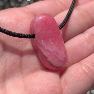 Gebohrter Rhodochrosit Anhänger von Steinwelten 