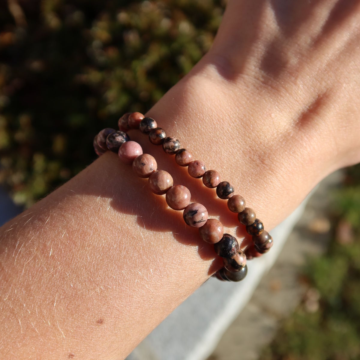 Rhodonit Edelstein Armband für schmale Handgelenke in Varianten 4-6 oder 8mm, unterstützt Selbstwert und innere Ruhe