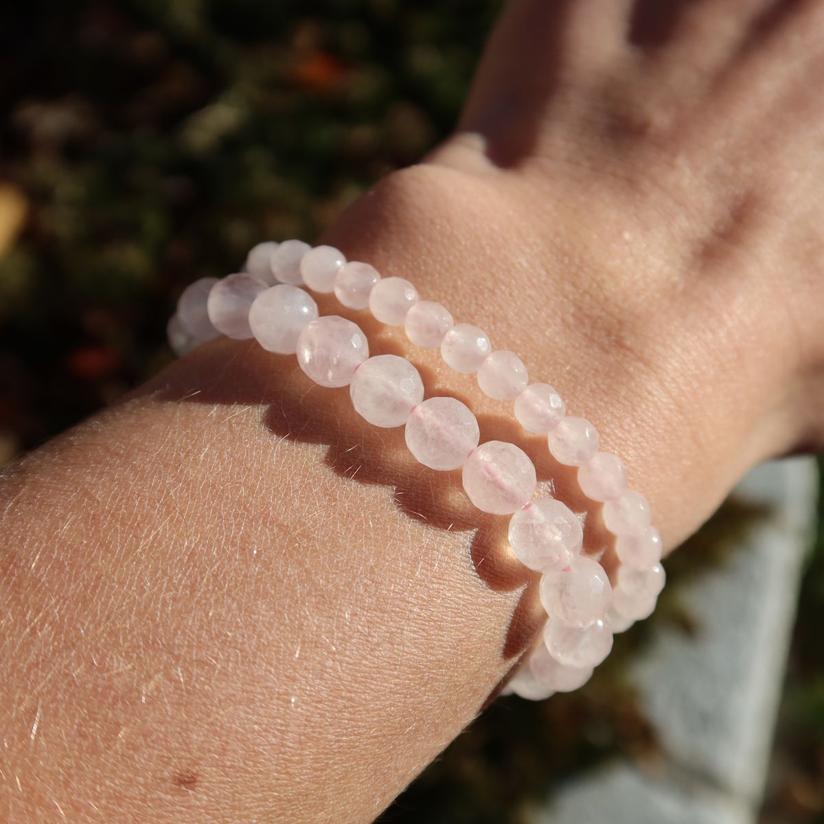 Rosenquarz facettiert Edelstein Armband - 1 Stück - in Varianten 4-6 oder 8mm, auf einem Handgelenk, im Sonnenlicht glitzernd