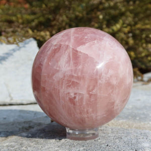 Rosenquarz Kugel Unikat Nr. 11 mit sanftem Rosaton, bei Steinwelten online kaufen, Stein der Liebe.