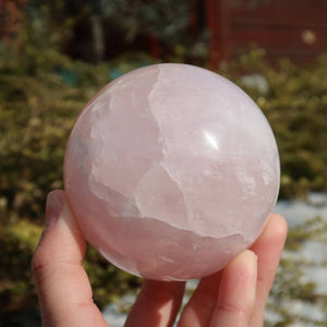 Rosenquarz Kugel geschliffen, UNIKAT Nr. 12. Steinwelten "Online kaufen". Zarte Rosaton des Rosenquarzes mit beruhigender Ausstrahlung.
