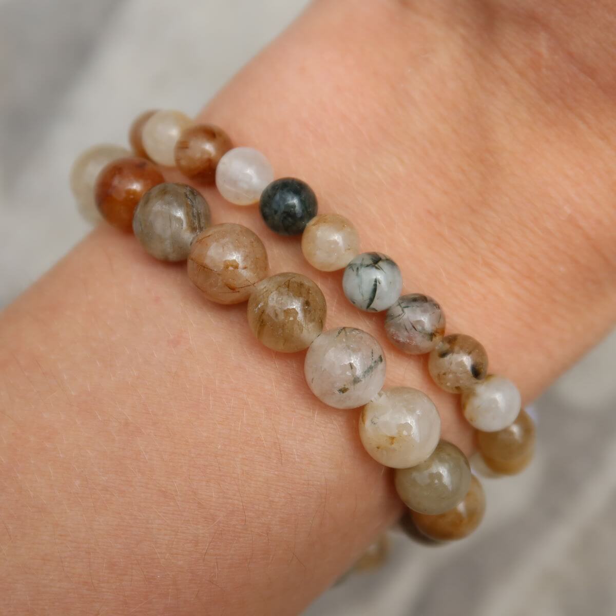 Rutilquarz Edelstein Armband mit verschiedenen Kugelgrößen von 4mm bis 10mm getragen am Handgelenk