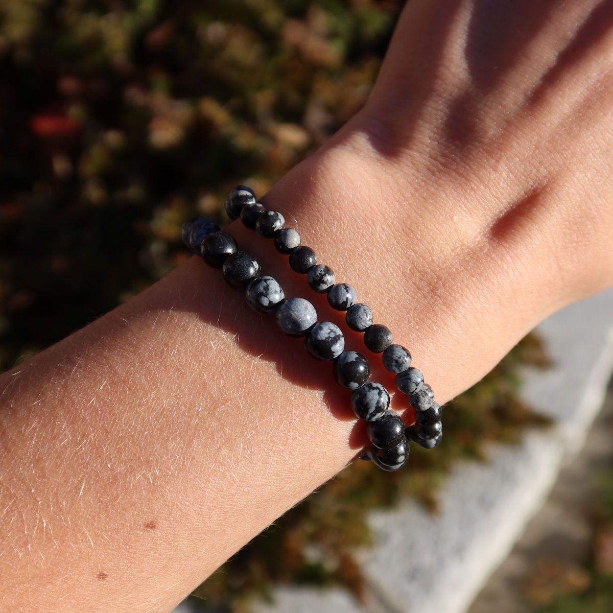 Obsidian Schneeflocke Edelstein Armband für schmale Handgelenke in Varianten 4-6 oder 8mm auf Hand präsentiert