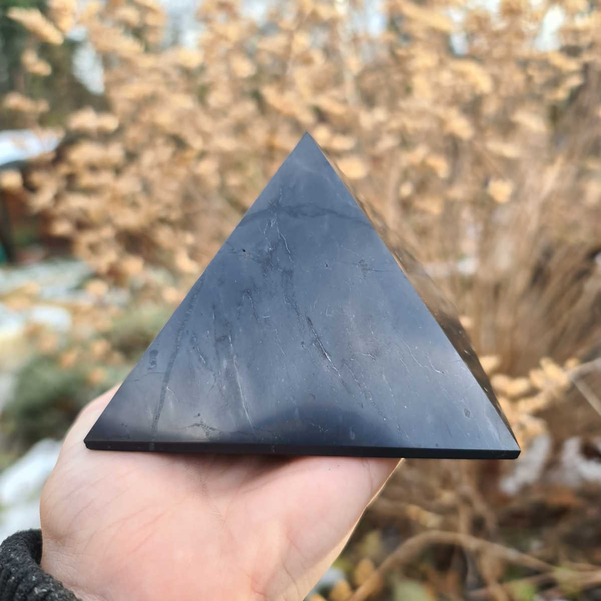 Geschliffene Schungit Pyramide von Steinwelten 