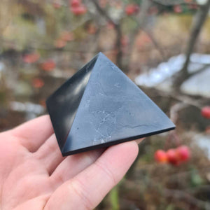 Schungit Pyramide zum Aufstellen 