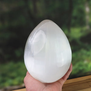 XL - Natürliches geschliffenes Selenit Ei - 16x12cm - 3kg - Lichtbringer und Schutzstein in der Hand