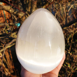 XL - Natürliches geschliffenes Selenit Ei - 16x12cm - 3kg - Lichtbringer und Schutzstein in der Hand.