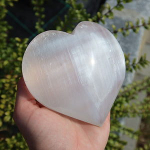 Selenit Herz - Handschmeichler - 10cm - Schutzstein für Stabilität und Nervenstärkung.