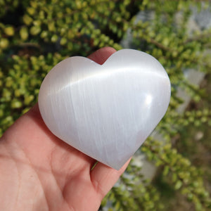 Selenit Herz - Handschmeichler - 6cm - Schutzstein für Stabilität und Nervenstärkung in der Hand gehalten.