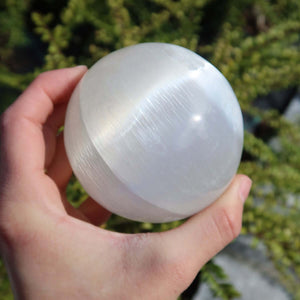 Natürliche Selenit Kristall Kugel 80mm (Marienglas, Gips) - Lichtbringer und Schutzstein in Hand gehalten
