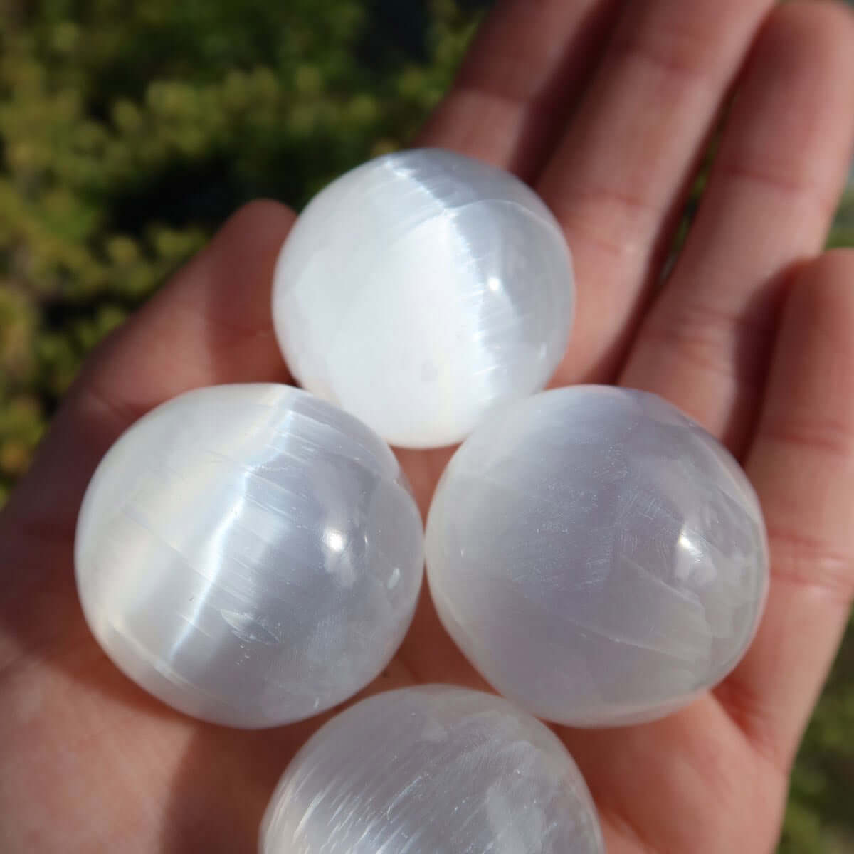 Natürliche Selenit Kristall Kugeln 30mm in Hand, Lichtbringer Schutzstein, online kaufen in Graz und Wiener Neustadt, Steinwelten