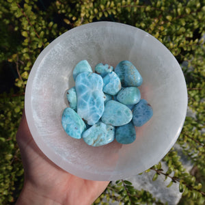 Selenit Lade Schale 13-14cm - Dekorative Ladeschale für Reinigung & Neuladen von Kristallen mit blauen Kristallen.