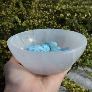 Selenit Lade Schale 13-14cm - Dekorative Ladeschale für Reinigung & Neuladen von Kristallen mit bunten Steinen.