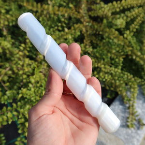 Echter Selenit Massagestab & Zauberstab - Griffel mit Spirale- 15cm in Hand gehalten, glänzender Edelstein.