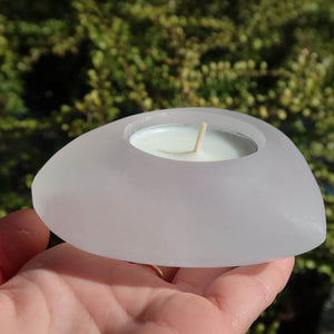Selenit Teelichthalter in Herzform weiß, 9cm, Edelstein-Lichtbringer für Stabilität und Schutz.