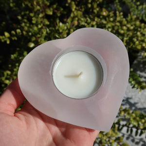 Selenit Teelichthalter in Herzform, weiß, 9cm, in Hand gehalten. Lichtbringer und Schutzstein, ideal für Stressabbau und Entspannung.