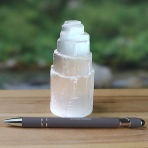 Natürlicher Selenit Kristall Turm 10cm (Marienglas, Gips) - Ein Lichtbringer und Schutzstein neben einem Stift auf einem Tisch