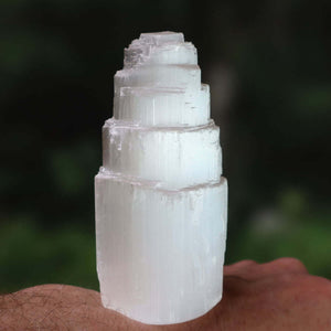 Natürlicher Selenit Kristall Turm 10cm (Marienglas, Gips) - Ein Lichtbringer und Schutzstein auf einer Hand