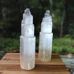 XL - Selenit Kristall Turm 30cm (Marienglas, Gips) - Ein Lichtbringer und Schutzstein auf Holztisch, Hintergrund aus Natur.