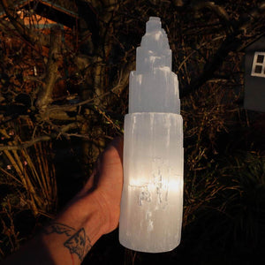 XL - Selenit Kristall Turm 30cm (Marienglas, Gips) - Ein Lichtbringer und Schutzstein gehalten in der Hand