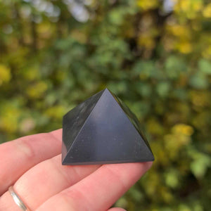 Pyramide aus Schungit bei Steinwelten kaufen