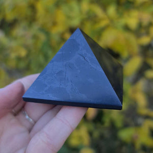Schungit Pyramide kaufen bei Steinwelten 