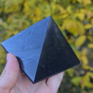 Steinpyramide aus Schungit