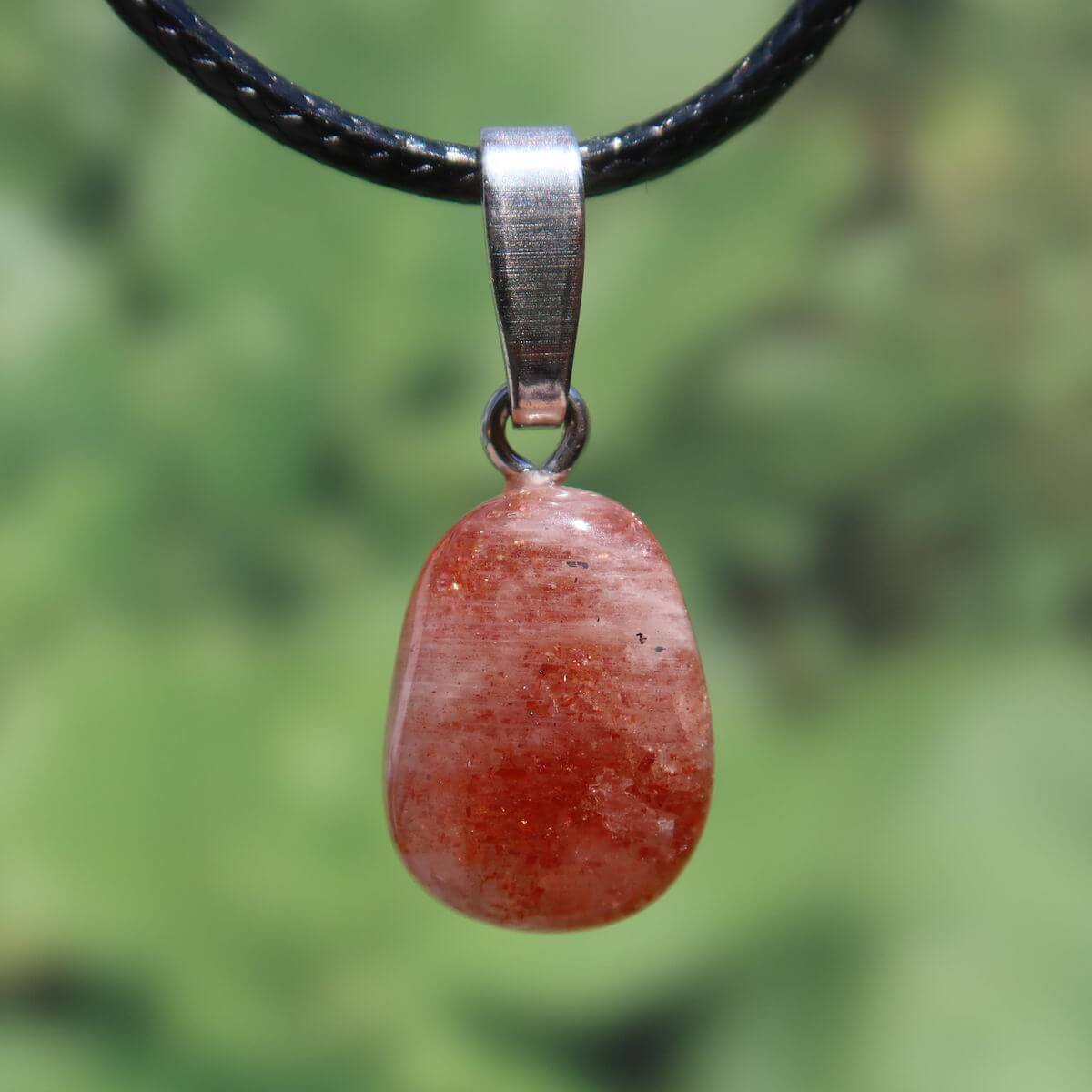 Sonnenstein Anhänger mit Silberschlaufe -Lebensfreude und Selbstbewusstsein - UNIKAT Nr. 9, leuchtender roter Steinanhänger.