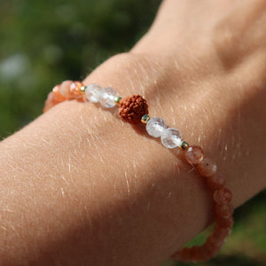 Handgefertigtes Edelsteinarmband mit Sonnenstein, Bergkristall & Rudraksha