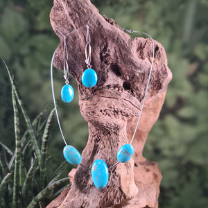 Türkis Edelstein Halskette und Ohr Schmuck gegen Holz Hintergrund, symbolisiert Schutz und Optimismus, einzigartiges Design UNIKAT Nr. 2