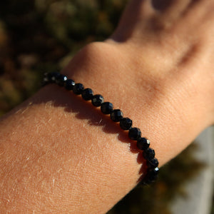 Turmalin Schörl facettiert Edelstein Armband - 1 Stück - in Varianten 4-6 oder 8mm, schwarzer Schutzstein auf Handgelenk