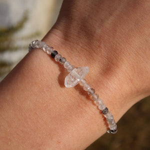 Hand wearing a handmade faceted gemstone bracelet with Turmalinquarz and Herkimer diamond, 17cm in length.