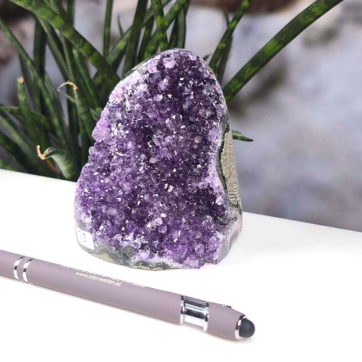 Uruguay Amethyst Mini Geode - 10x8x7cm - Harmonie und Entspannung – extra dunkler Qualität - NR 13, showing deep purple crystals