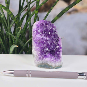 Uruguay Amethyst Mini Geode - 10x7x6cm - Harmonie und Entspannung – extra dunkler Qualität - NR 20 next to a pen on a desk
