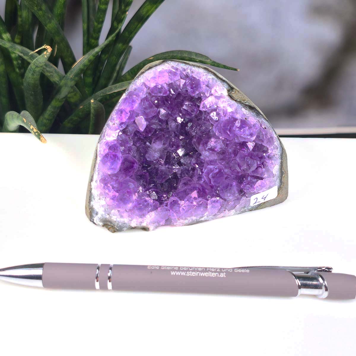 Uruguay Amethyst Mini Geode - 7x9x6cm - Harmonie und Entspannung – extra dunkler Qualität - NR 24 neben einem Stift