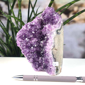 Uruguay Amethyst Mini Geode - 15x10x8cm - Harmonie und Entspannung – extra dunkler Qualität - NR 26 neben Kugelschreiber