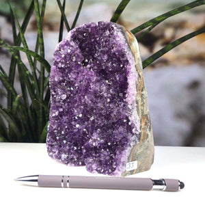 Uruguay Amethyst Mini Geode - 15x11x7cm - Harmonie und Entspannung – extra dunkler Qualität - NR 33 neben einem Stift