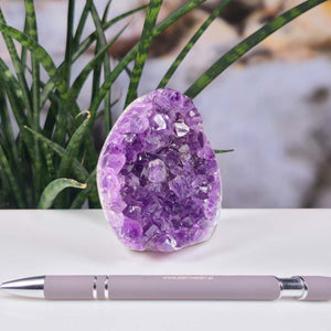 Uruguay Amethyst Mini Geode - 8x7x5cm - Harmonie und Entspannung – extra dunkler Qualität - NR 48 with pen for size comparison.
