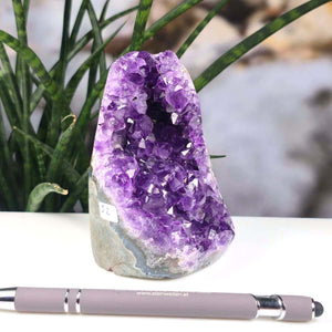 Uruguay Amethyst Mini Geode - 11x8x8cm - Harmonie und Entspannung – extra dunkler Qualität - NR 52 displayed with a pen for scale.