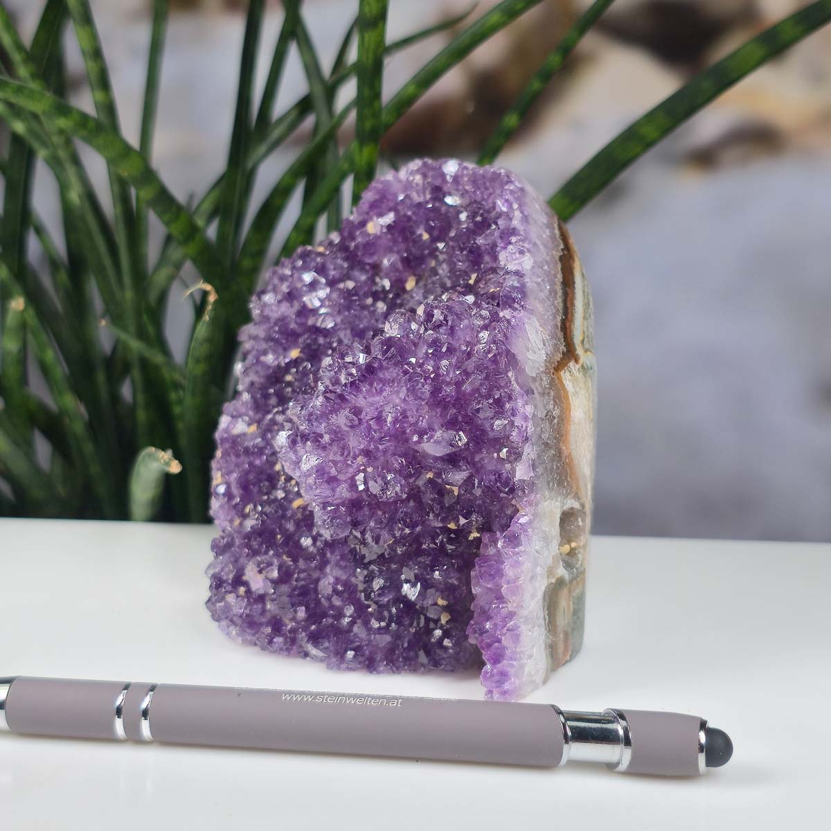 Uruguay Amethyst Mini Geode - 11x10x8cm - Harmonie und Entspannung – extra dunkler Qualität - NR 54, shiny crystal with dark purple hue.
