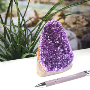Uruguay Amethyst Mini Geode - 13x10x10cm - Harmonie und Entspannung – extra dunkler Qualität - NR 7 displayed on a white surface.