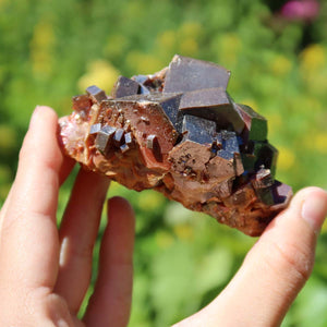 Vanadinit - Natürliche Kristallstufe aus Marokko 8x4x4cm - 0,3kg Nr.9 in hand gehalten, leuchtende Kristalle.