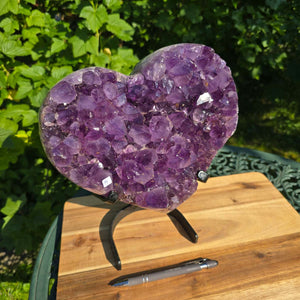 Amethyst Druse Amethyst Geode in Herzform mit Metallsockel 28x24x12cm - NR-14 auf einem Tisch
