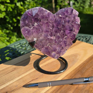 Amethyst Druse Amethyst Geode in Herzform mit Metallsockel 15x14x12cm - NR-40 auf Holzunterlage