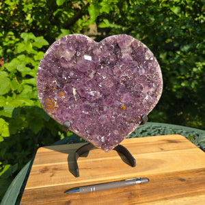 Amethyst Druse Amethyst Geode in Herzform mit Metallsockel 26x24x14cm - NR-21 auf stabiler Halterung in natürlichem Licht.